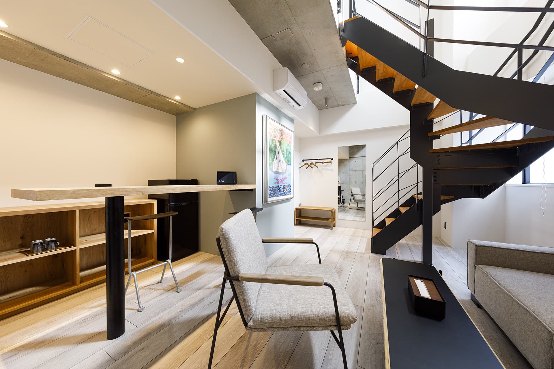 暖色照明の点いた住宅建築のリビング内観写真